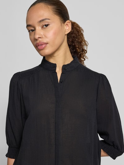 Frauenmodel trägt Hemdbluse mit 3/4-Arm Modell 'FABIANA' von Soyaconcept aus Reine Baumwolle mit Stehkragen, Nahaufnahme Oberkörper.