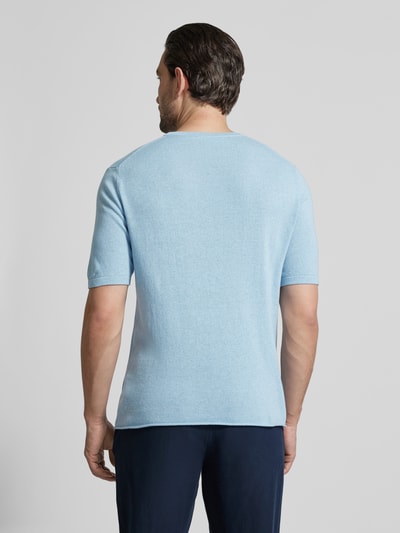 Männermodel trägt Strickshirt mit Kaschmir-Anteil und Knopfleiste von FTC Cashmere in Hellblau, Baumwoll-Mix, Slim Fit, Ganzkörperansicht Rückansicht.