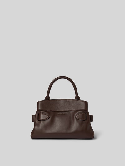 Produktfoto, Handtasche aus echtem Rindsleder von Marc Jacobs in dunklem Braun, geteiltes Hauptfach mit Magnetverschluss, Zierschnalle, Schulterhenkel, abnehmbarer Trageriemen, Innenfach mit Reißverschluss, Maße: Breite 26 cm, Länge 16 cm, Tiefe 11 cm