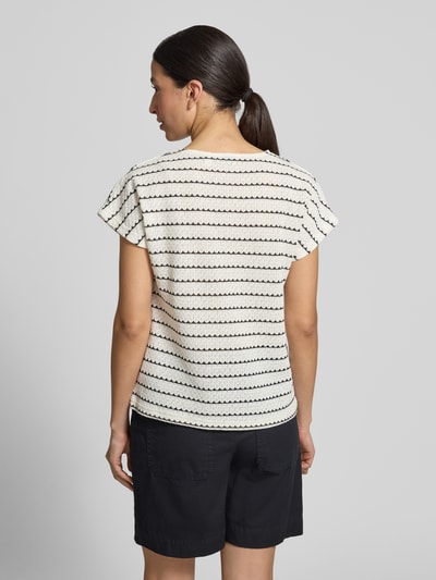 Frauenmodel trägt Damen T-Shirt mit Rundhalsausschnitt Modell 'SIV' von B.Young, Material-Mix mit Baumwoll-Anteil, Allover-Look, Regular-Fit, Rückenlänge bei Größe S 60 cm, Ganzkörperansicht Rückansicht.