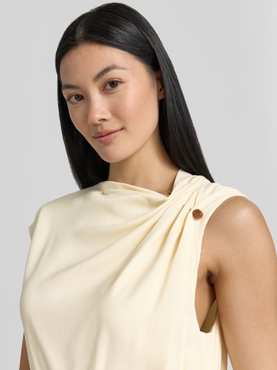 Frauenmodel trägt Regular Fit Freizeitkleid aus Viskose-Mix Modell 'DANNEA' von BOSS in Creme, glatte Textur, Nahaufnahme Oberkörper, Damen Freizeitkleid von BOSS.