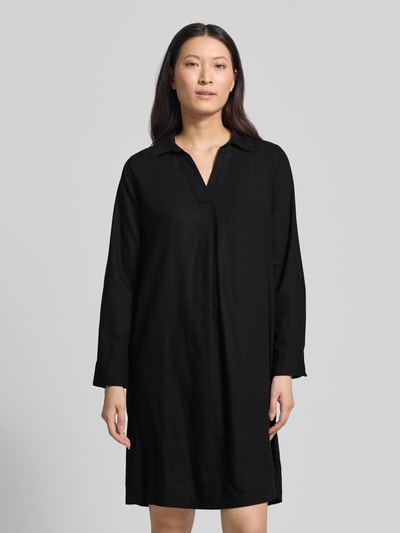 Frauenmodel trägt figurumspielendes Freizeitkleid aus Leinen-Viskose-Mix von s.Oliver RED LABEL, unifarben schwarz, Midi-Länge, V-Ausschnitt, langarm mit Turn-up-Option, Flammgarn-Textur, Ganzkörperansicht von vorne.