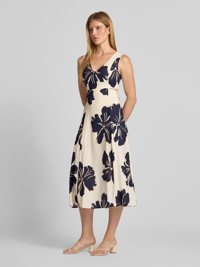Frauenmodel trägt Midikleid aus Viskose-Mix Modell 'Olimpio' von MANGO, taillierte Passform, floraler Print, ärmellos, V-Ausschnitt, Ganzkörperansicht von vorne.