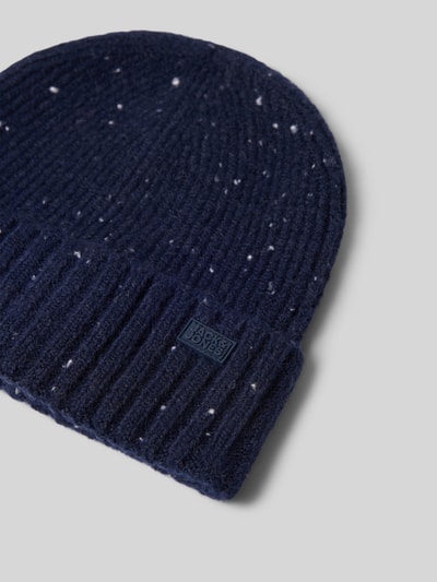 Produktfoto, dunkelblaue Mütze aus elastischem Material-Mix Modell 'CRUSH' von JACK & JONES, breite Krempe, grobe Stricktextur, Label-Detail