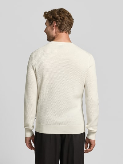 Męski model nosi Regular Fit Pullover aus reiner Baumwolle Modell 'Lalex' von BOSS, kolor ecru, delikatna tekstura, całkowity widok z tyłu, sweter BOSS