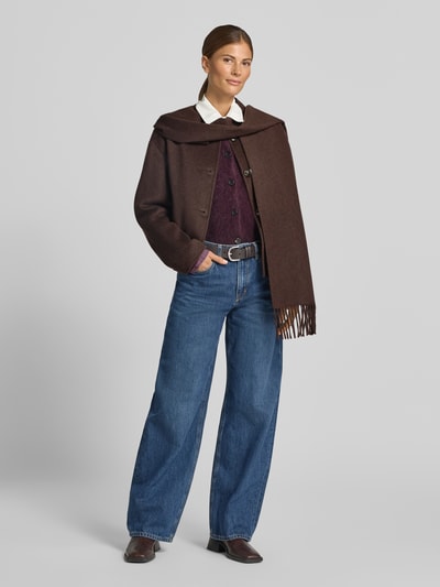 Vrouwenmodel draagt Jacke aus Woll-Mix mit Schal van comma, bruin, recht model, ronde hals, knoopsluiting, sjaal, jeans, Ganzkörperansicht van voren, Ruglengte maat S 50 cm, schouderbreedte 46 cm, borstwijdte 55 cm, mouwlengte 57 cm.