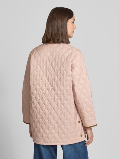 Vrouwenmodel draagt Regular Fit gewatteerd jack met platte kraag model 'LIDDESDALE' van Barbour, look: effen, waterafstotend, lange mouw, applicatie met labelstitching, drukknoopsluiting, volledig rugaanzicht.