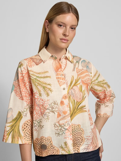 Frauenmodel trägt Boxy Fit Bluse mit 3/4-Arm von Rich & Royal, Reine Baumwolle, Allover-Look, Hemdblusenkragen, Nahaufnahme Oberkörper.