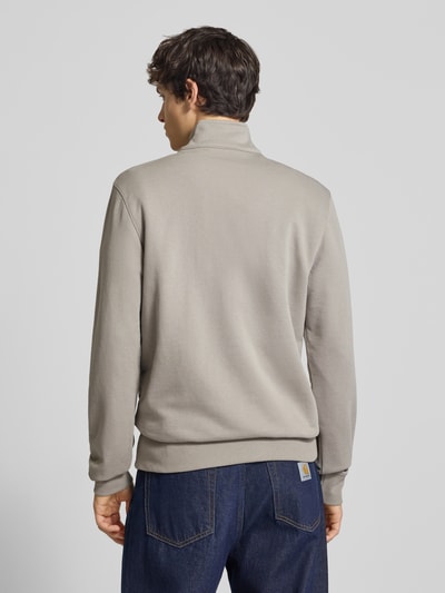 Männermodel trägt Sweatshirt mit Stehkragen und Reißverschluss von CHAMPION, grauer Baumwoll-Mix, Regular Fit, Rückenlänge 70 cm, Ganzkörperansicht Rückansicht.