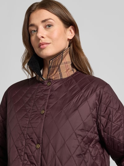 Vrouwenmodel draagt Regular Fit gewatteerde mantel met drukknopen van Barbour, Dames, bordeaux, ruit voering, close-up bovenlichaam