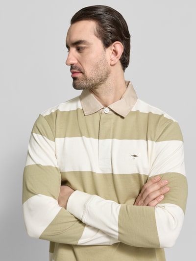 Männermodel trägt Regular Fit Poloshirt mit Streifenmuster und Label-Stitching von Fynch-Hatton, Baumwolle, Longsleeve, Nahaufnahme Oberkörper.