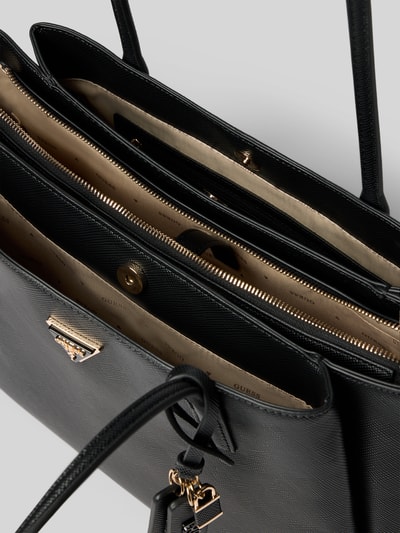 Produktfoto, Tote Bag in Leder-Optik Modell 'Noelle' von GUESS mit geteiltem Hauptfach, Magnetverschluss, schmalen Schulterriemen und Logo-Detail, schwarz, strukturierte Oberfläche, Innenfutter beige, Breite 39 cm, Länge 28 cm, Tiefe 14 cm, Schulterriemen 64 cm