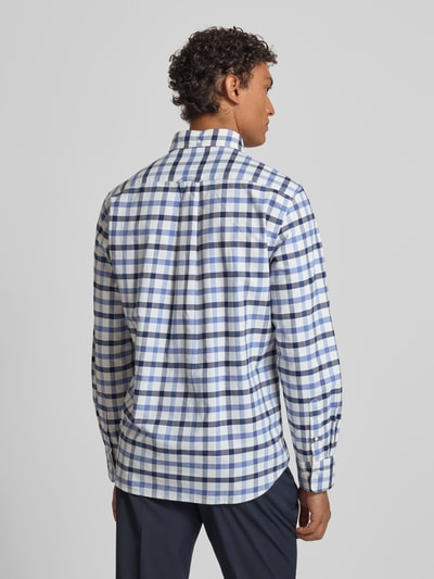 Männermodel trägt Freizeithemd mit Knopfleiste von Gant, kariert in Blau und Weiß, Reine Baumwolle, Regular-Fit, Rückenlänge 74 cm, Ganzkörperansicht Rückansicht.