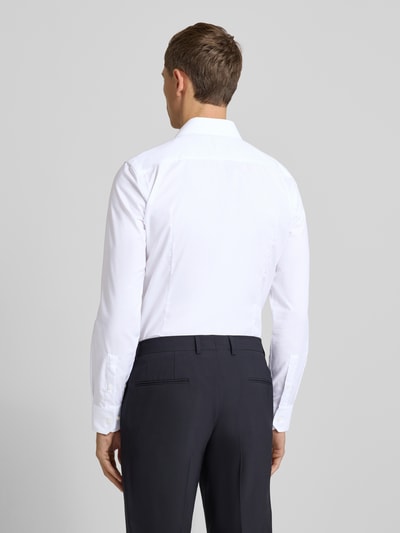 Männermodel trägt Slim Fit Businesshemd aus reiner Baumwolle Modell 'HANK' von BOSS, Optik: Unifarben, Ganzkörperansicht Rückansicht.