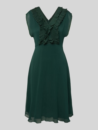 Produktfoto, Knielanges Kleid mit Rüschen und V-Ausschnitt von Zero, zielony szyfon, krój taliowany, długość do kolan, falbanki, dekolt V, rękawy z muszelkowym brzegiem, zamek z tyłu, długość pleców w rozmiarze 36: 84 cm, szerokość w rozmiarze 36: 40 cm