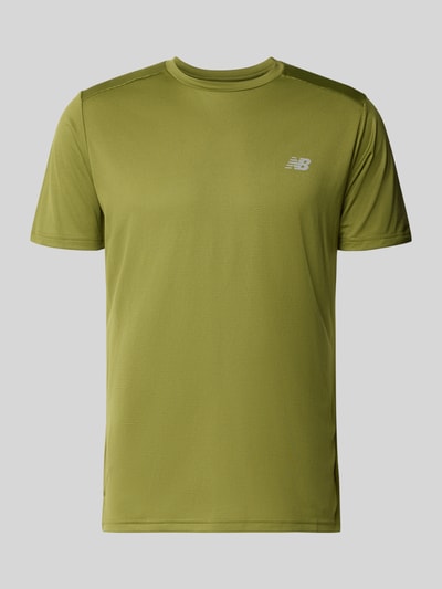 Produktfoto, olivgrünes T-Shirt mit Rundhalsausschnitt, gerader Schnitt, Label-Print, Modell 'ESSENTIAL' von New Balance, Rückenlänge 71 cm in Größe M