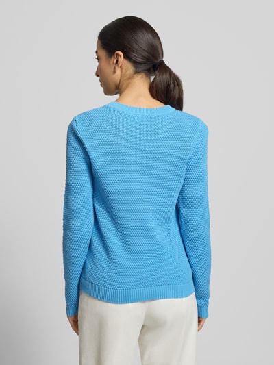 Modelka nosi Strickpullover mit gerippten Abschlüssen Modell 'dalo' od Vila z czystej bawełny, krój slim fit, niebieski, faktura dzianiny, widok całej sylwetki z tyłu.