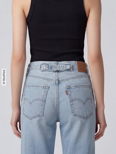 Frauenmodel trägt Loose Fit Jeans aus reiner Baumwolle Modell 'LOOSE TAPER H2 26' von Levi's® 300, hellblauer Denim, Ganzkörperansicht Rückansicht.