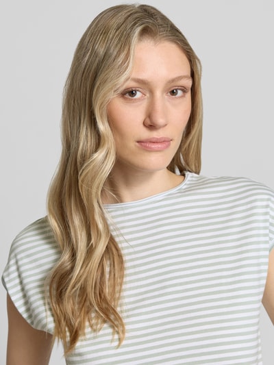 Frauenmodel trägt T-Shirt mit Rundhalsausschnitt von Christian Berg Woman, Reine Baumwolle, Regular-Fit, Rollsaum, Nahaufnahme Oberkörper.