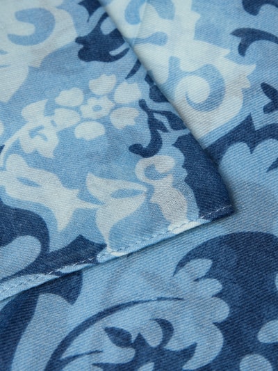 Produktfoto, Schal mit floralem Allover-Print von Codello in Blau- und Creme-Tönen, gewebte, semitransparente Optik, Detailaufnahme