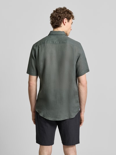 Männermodel trägt Regular Fit Freizeithemd aus Leinen von Christian Berg Men in Dunkelgrün, Button-Down-Kragen, Kurzarm, Rückansicht Ganzkörperansicht.