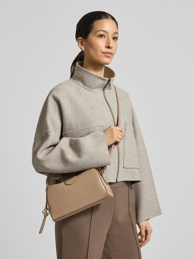 Kobiece modelka nosi Torebka z Label-Detail und Schulterriemen von CK Calvin Klein, beżowa, z główną przegrodą na zamek błyskawiczny, uchwytem, paskiem na ramię, Szerokość w rozmiarze 1: 24 cm, Długość w rozmiarze 1: 14 cm, Głębokość w rozmiarze 1: 7 cm, Długość paska na ramię w rozmiarze 1: 110 cm, Ganzkörperansicht z przodu