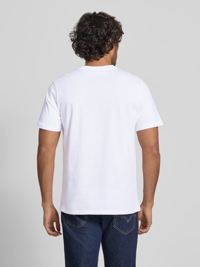 Männermodel trägt Regular Fit T-Shirt aus reiner Baumwolle Modell 'SMALL FLAG' von Pepe Jeans, Optik: Unifarben, Ganzkörperansicht Rückansicht.