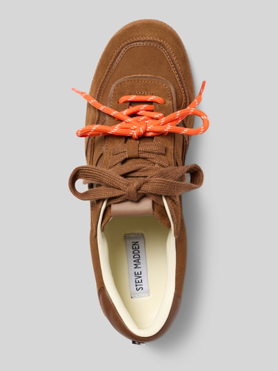 Produktfoto, Sneaker aus Leder Modell 'Augustine' von Steve Madden, dames sneakers van echt leer, afgeronde punt, vetersluiting, labeldetail, hakhoogte maat 40: 3 cm, schachthoogte maat 40: 7 cm, schachtbreedte maat 40: 6 cm, bruine tinten, oranje veters, mix van glad en suède leer, zichtbare textuur.