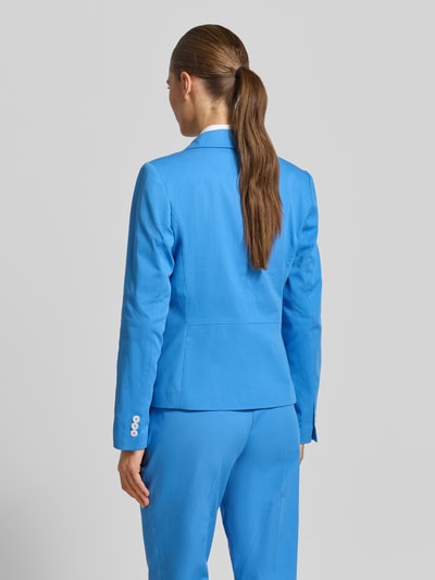 Frauenmodel trägt Blazer mit Pattentaschen und Reverskragen von More & More in kräftigem Blau, Baumwoll-Mix mit Stretch-Anteil, taillierter Schnitt, Rückansicht Ganzkörperansicht.