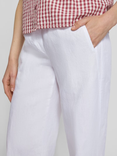 Frauenmodel trägt Regular Fit Weite Hose aus reinem Leinen Modell 'FARINA' von Brax, Optik: Unifarben, Material: Leinen, Nahaufnahme Oberkörper.