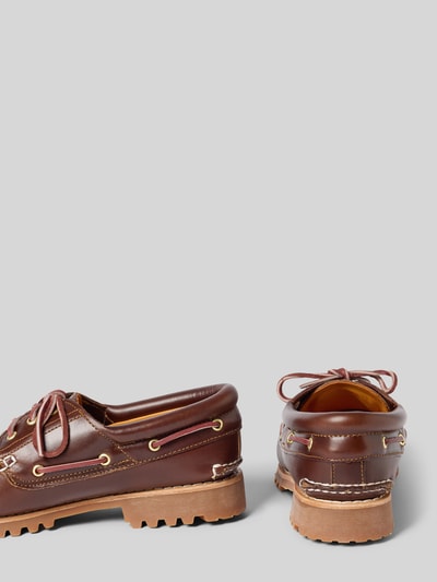 Produktfoto, Bootsschuhe aus Leder mit profilierter Sohle von Timberland in Braun, abgerundete Spitze, Schnürung, strukturierte Gummisohle. Echtes Leder, Schafthöhe 8 cm, Schaftweite 13 cm, Absatzhöhe 3 cm bei Größe 44.