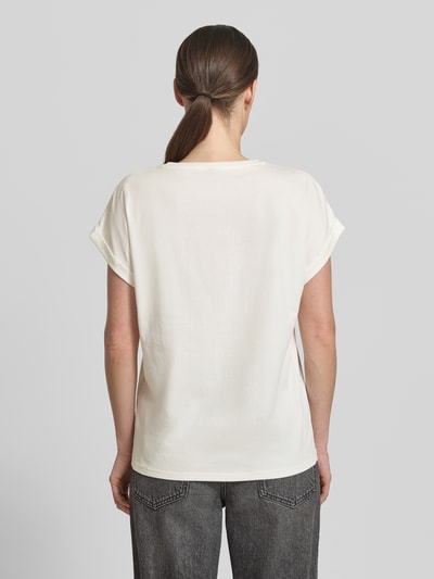 Vrouwenmodel draagt T-shirt met fixeerbare mouwomslag model 'RINA' van Soyaconcept, rechte fit, katoenmix, ronde hals, wit, rugaanzicht, dames T-shirt met stretch, lengte maat S 63 cm