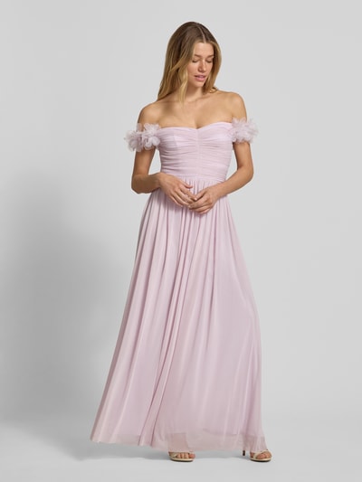 Modelka kobieca ma na sobie 'Abendkleid mit floralen Applikationen und Carmen-Ausschnitt' od Lipsy, jasnoróżowy szyfon, krój A-linii, sukienka maxi z kwiatowymi aplikacjami, zapięcie na haczyk i zamek z tyłu, długość pleców w rozmiarze 36: 25 cm, szerokość w rozmiarze 36: 30 cm, widok całej sylwetki z przodu.