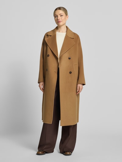 Modelka kobieca nosi Relaxed Fit Mantel aus reiner Wolle mit 2-Knopfleiste od Milano Italy, brąz, prosty krój, tekstura wełny, długość do kolan, klapy, kieszenie, Szerokość w rozmiarze 36: 45 cm, długość tyłu: 115 cm, szerokość klatki piersiowej w rozmiarze 36: 56 cm, długość rękawa: 55 cm, widok całej sylwetki z przodu
