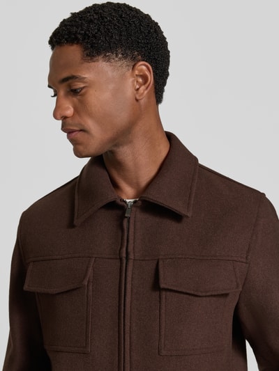 Mannelijk model draagt Jacke aus Woll-Mix van Manuel Ritz in bruin met twee borstzakken, Kentkraag, tweewegritssluiting, Nahaufnahme bovenlichaam. Heren jack, wolmix, recht pasvorm, ruglengte bij maat 50: 68 cm, schouderbreedte: 46 cm, borstwijdte: 54 cm, mouwlengte: 65 cm.