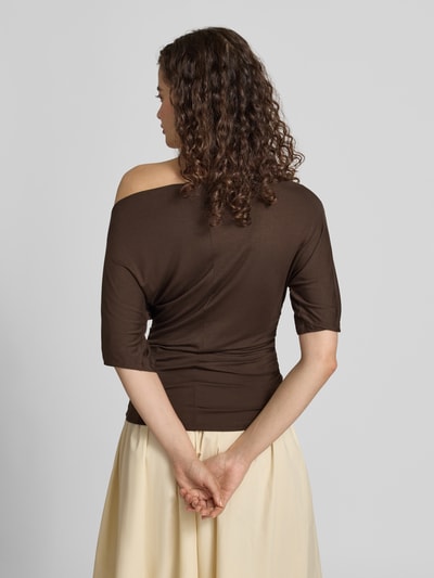 Frauenmodel trägt T-Shirt mit Carmen-Ausschnitt Modell 'JUNE' von NOISY MAY®, braun, schmale Passform, Ganzkörperansicht Rückansicht.