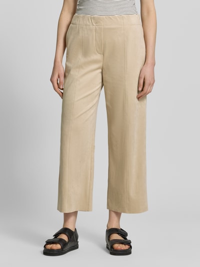 Frauenmodel trägt Culotte in Leder-Optik Modell 'Curilo velours' von Someday, Material-Mix mit Stretch-Anteil, weites Bein, Nahaufnahme Oberkörper.