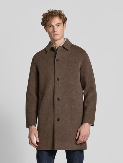 Männermodel trägt Regular Fit Mantel aus Woll-Mix mit Kaschmir-Anteil von GANT in Braun, glatte Textur, Ganzkörperansicht von vorne.