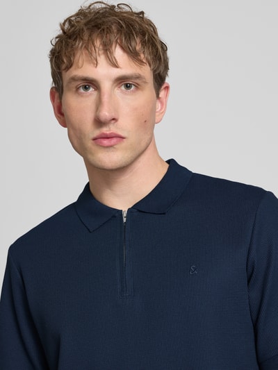 Männermodel trägt Regular fit heren poloshirt met materiaalmix, structuurpatroon en ritssluiting, model 'AUSTIN' van Jack & Jones, ruglengte maat M 69 cm, Nahaufnahme Oberkörper.