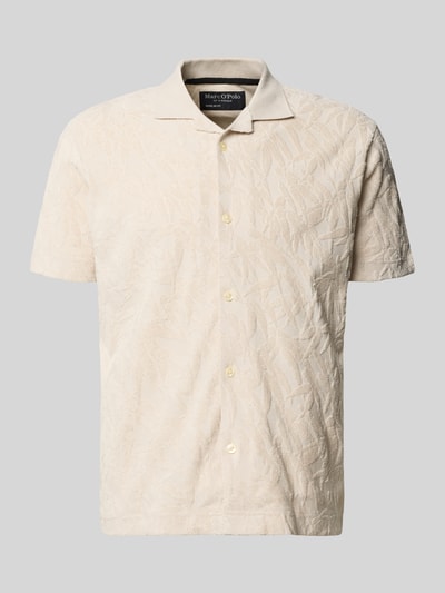 Produktfoto, Regular Fit Freizeithemd aus reiner Baumwolle von Marc O'Polo in Optik: Unifarben mit Allover-Muster, Resortkragen, durchgehender Knopfleiste, Kurzarm, Materialverarbeitung: Jacquard, Label-Patch, Farbe creme, strukturierte Textur
