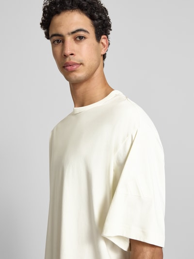 Männermodel trägt Loose Fit T-Shirt aus reiner Baumwolle von adidas Sportswear, Optik: Unifarben, Logo-Print, Jersey, Nahaufnahme Oberkörper.