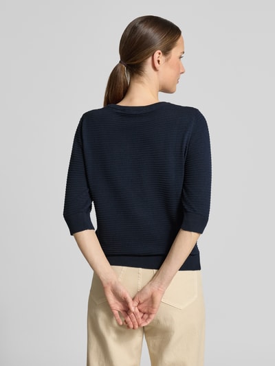 Frauenmodel trägt Strickpullover mit 3/4-Arm von Lanius aus Reine Baumwolle, Regular-Fit, Rundhalsausschnitt, Rückenansicht, Ganzkörperansicht Rückansicht.
