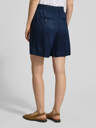 Frauenmodel trägt Regular Fit Bermudas aus Lyocell von Tom Tailor in Dunkelblau, feine Webstruktur, Rückansicht Ganzkörperansicht.