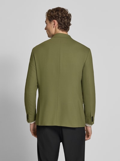 Männermodel trägt olivgrünes Regular Fit Sakko mit Viskose-Anteil Modell 'Karlo243X' von HUGO, Ganzkörperansicht Rückansicht.