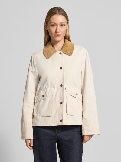 Vrouwenmodel draagt Jacke mit Umlegekragen und aufgesetzten Pattentaschen van WHITE LABEL in crème met platte kraag, drukknoopsluiting, opgestikte klepzakken, recht model, ruglengte maat 36: 67 cm, schouderbreedte: 44 cm, borstwijdte: 53 cm, mouwlengte: 63 cm, materiaal met gladde textuur, vooraanzicht hele lichaam.
