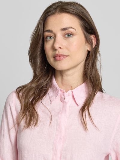 Frauenmodel trägt Regular Fit Hemdbluse aus reinem Leinen Modell 'VICKY' von Brax, Optik: Unifarben, Flammgarn Material, Nahaufnahme Oberkörper.