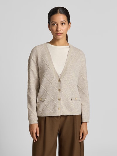 Frauenmodel trägt Cardigan mit Zierknöpfen von s.Oliver BLACK LABEL, beige Strickoptik, V-Ausschnitt, lange Ärmel, aufgesetzte Seitentaschen, Ganzkörperansicht von vorne.