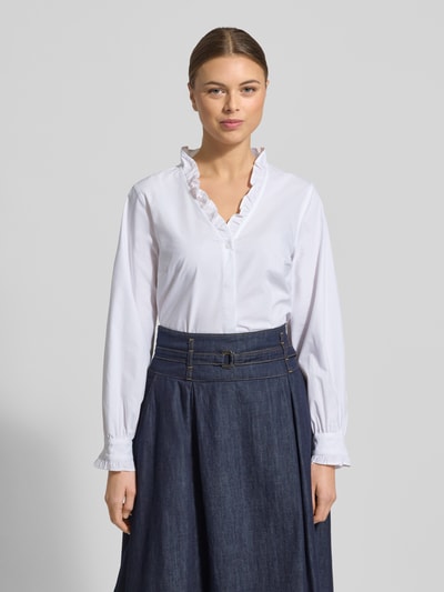 Frauenmodel trägt Hemdbluse mit Knopfleiste von More & More, weiß, Baumwoll-Mix mit Stretch-Anteil, Volants, lockerer Schnitt, Nahaufnahme Oberkörper.