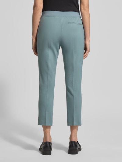 Frauenmodel trägt Slim Fit 7/8-Hose aus Viskose-Mix Modell 'TAPRIA-CROP' von BOSS, Optik: Unifarben, elastisches Material, Ganzkörperansicht Rückansicht.
