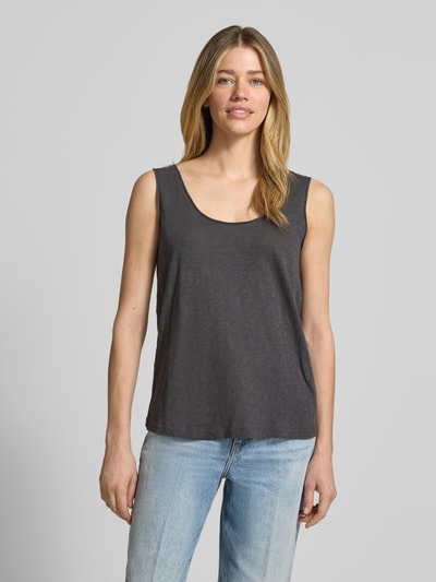 Modelka kobieca nosi Regular Fit Top aus reiner Baumwolle od Marc O'Polo, kolor jednolity, dekolt okrągły, bez rękawów, materiał czysta bawełna, widok całej sylwetki z przodu.